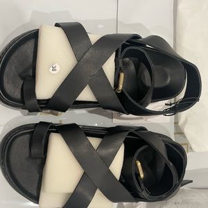 Bronte Sandals Size 7 measures at 9.5 footbed